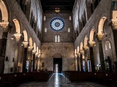 ...e dalla luce calda che filtra dall�enorme rosone